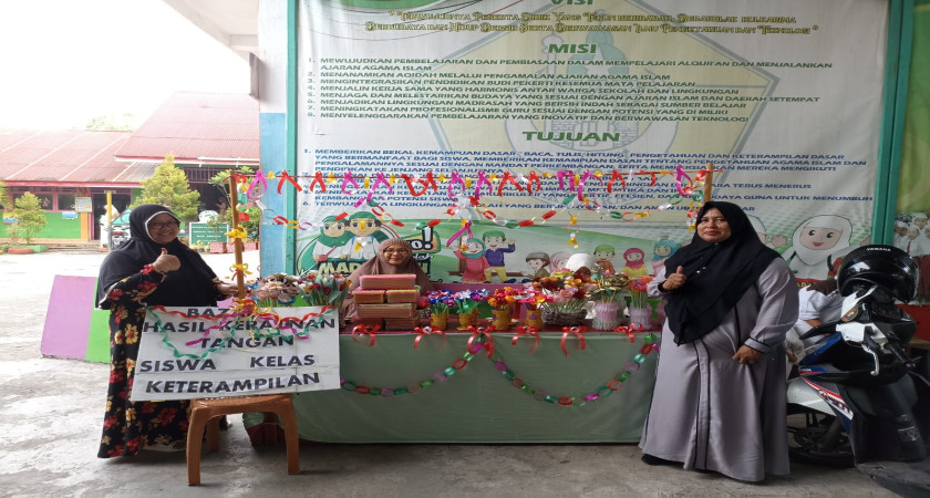 Pameran daur ulang karya siswa MI Alkhairaat di gelar pada hari jumat tanggal 23 Desember 2022 bertepatan dengan hari penerimaan rapor semester ganjil di halaman MI Alkhairaat Mogolaing.  Program ini terselenggara atas inisiatif Kepala Madrasah untuk mena